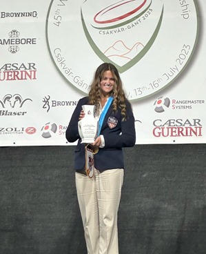 Team Blaser's Haylyn Hanks with 2023 World FITASC Ladies Championship Trophy (002)